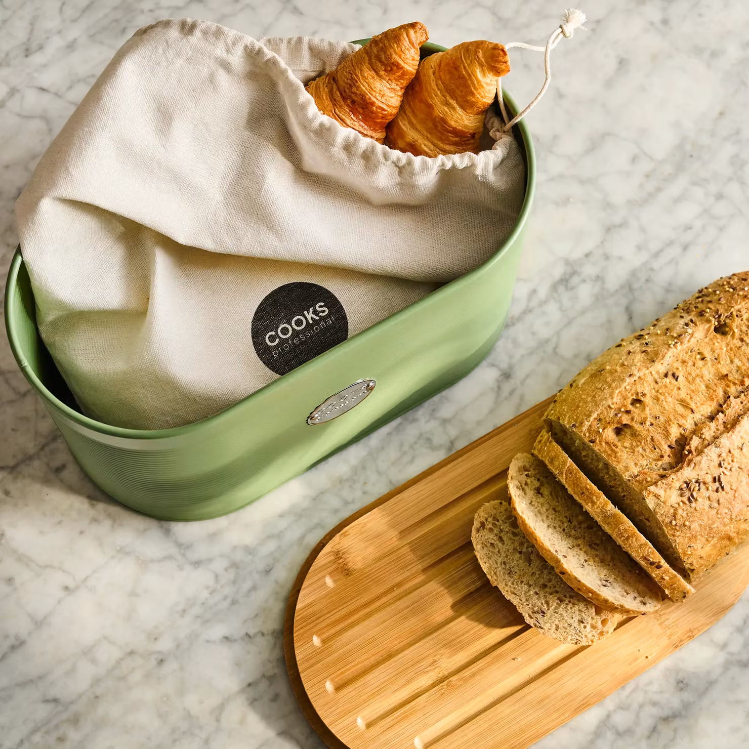 Cooks Professional Ribbed Bread Bin in Green with Linen Bag and 2-in-1 Bamboo Cutting Board Lid – 2