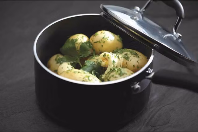 MasterClass Non-Stick Heavy Duty 20cm Saucepan with Glass Lid, Black – 1