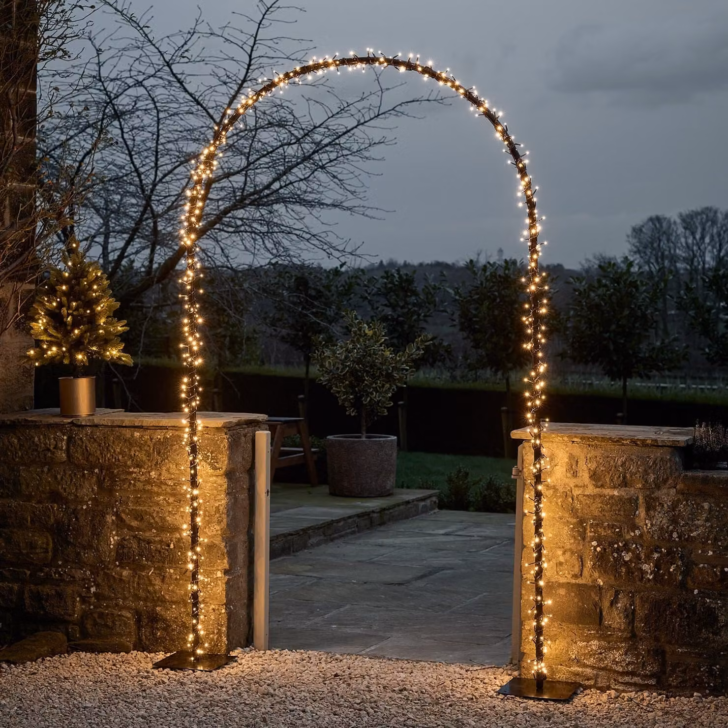 Lights4fun 2.3m LED Garden Archway Light with Timer, Black Metal Construction and Warm White Effect
