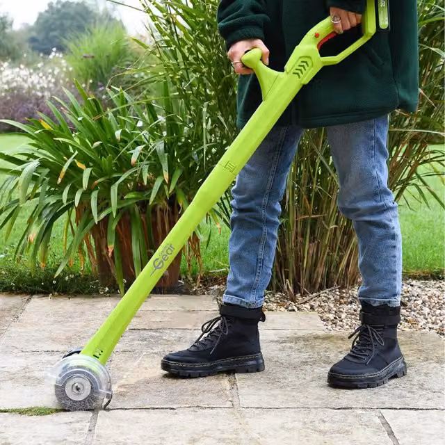 Garden Gear 20v Cordless Steel Weed Sweeper in Green