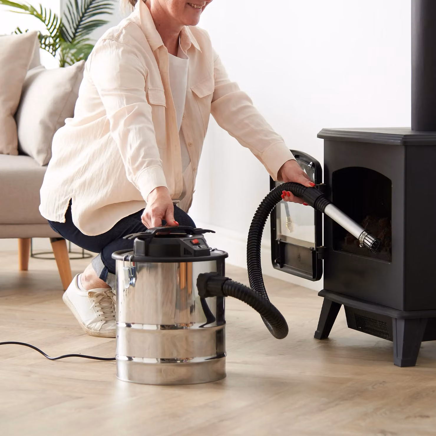 VonHaus 15L 1000W Ash Vacuum Cleaner in Silver and Black – 10