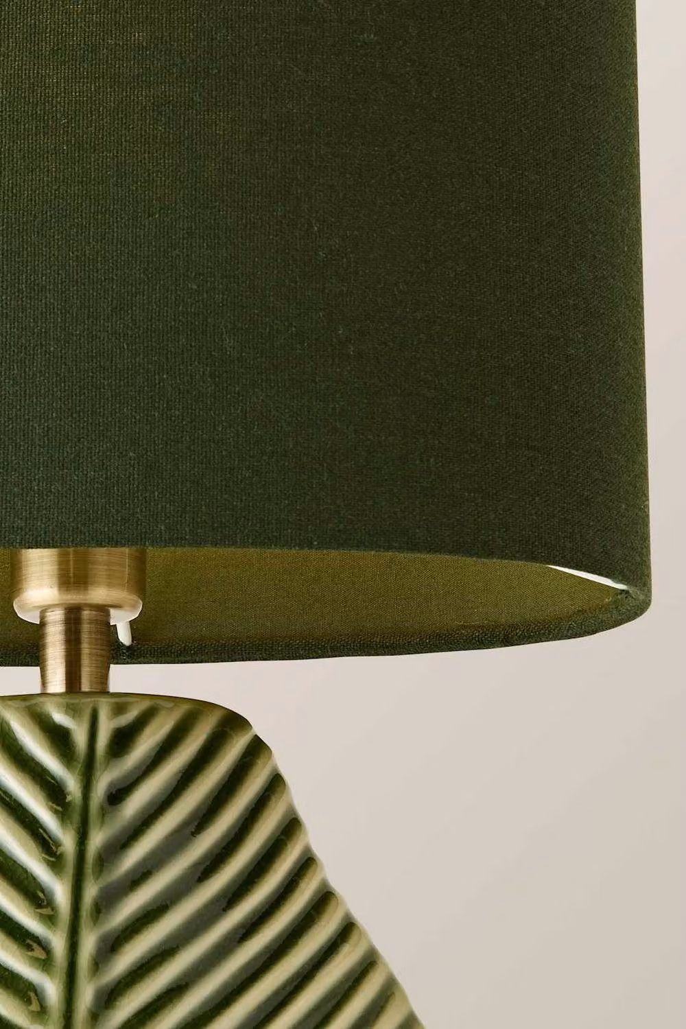 ValueLights Paloma Leaf Embossed Ceramic Table Lamp with Green Fabric Shade and Bulb – 4