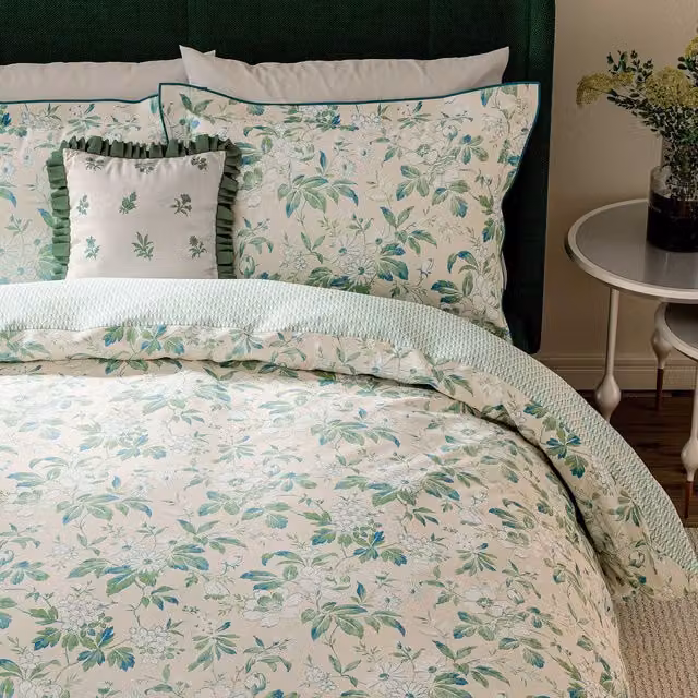V&A Briar Bloom Reversible Floral Cotton Duvet Cover and Pillowcase Set, Green, W: 200 cm x D: 200 cm – 1