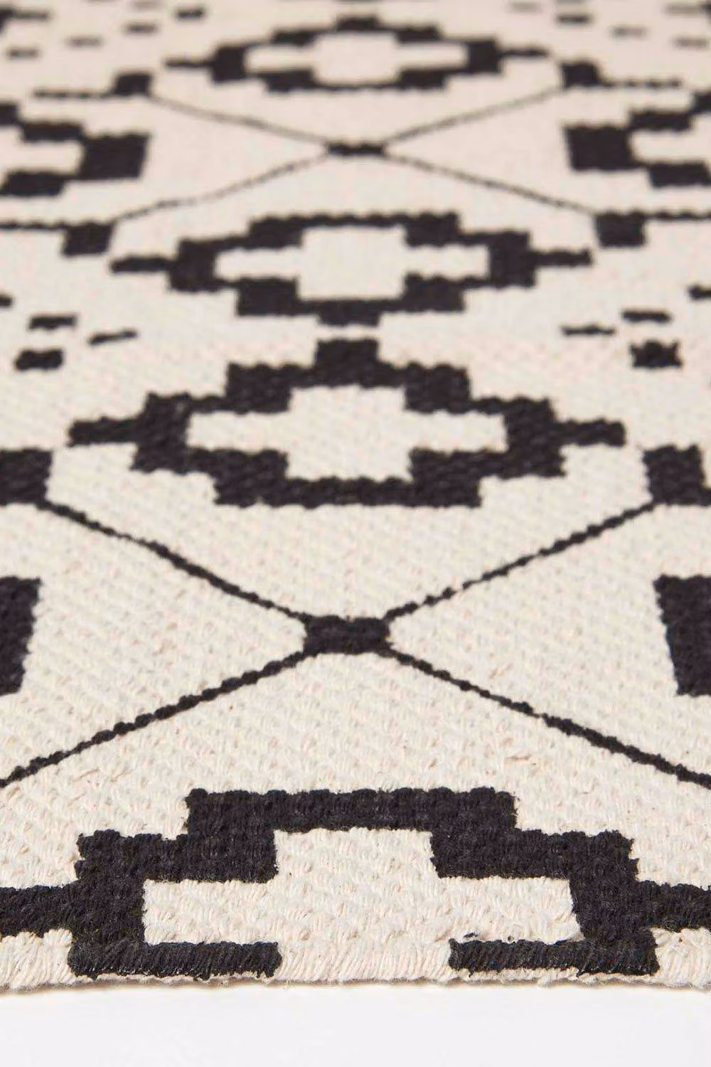 Homescapes Reva Geometric Woven Cotton Rug in Black and White, W/D/H: 120 x 170 cm – 4
