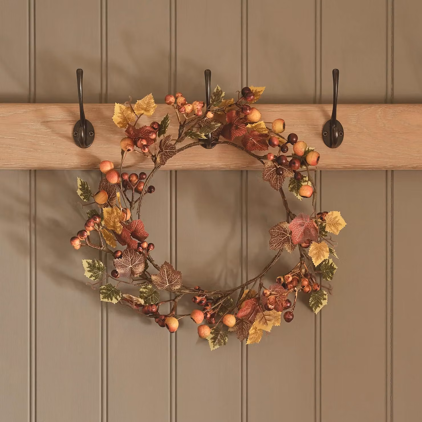 Lights4fun Artificial Autumn Wreath with Leaves and Berries in Orange, Red, Brown and Multicolour, Diameter: 40 cm – 1