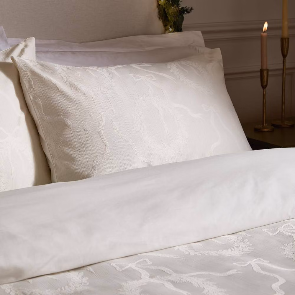 Paoletti Winter Wreath Jacquard Duvet Cover Set in White, W: 200 cm x H: 200 cm – 2