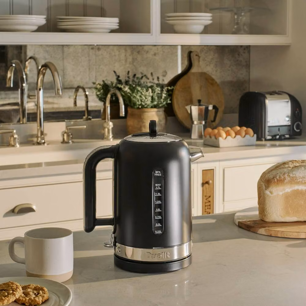 Dualit Classic Kettle in Black, 1.7 l – 3