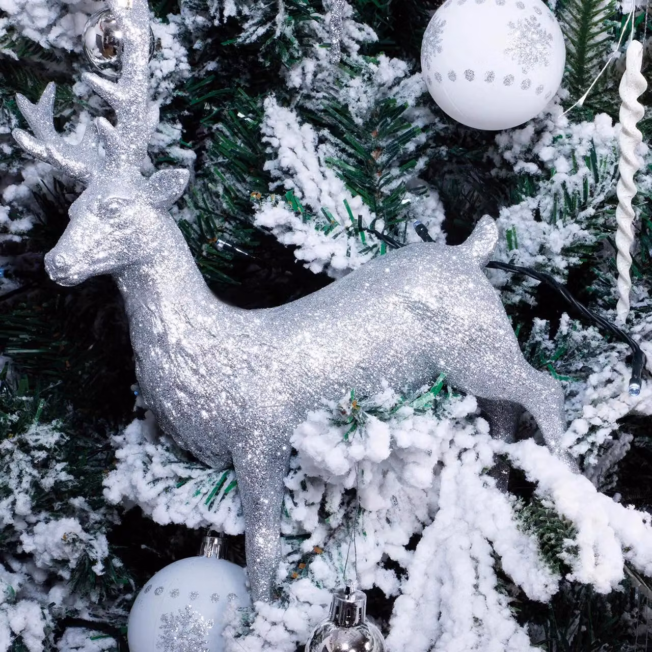 mysmartbuy Set of 3 Glitter Reindeer Ornaments in White, Silver and Gold – 4