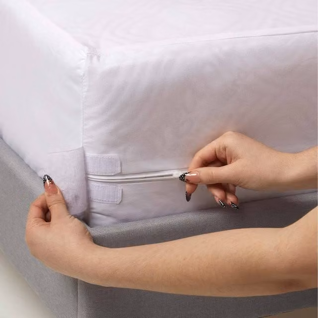 Homescapes White Zipped Mattress Encasement, Waterproof and Allergy Friendly, W: 200 cm, H: 30 cm