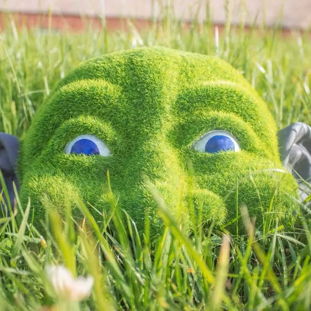 Garden Mile Hedge Peeker Garden Ornament, Green Resin