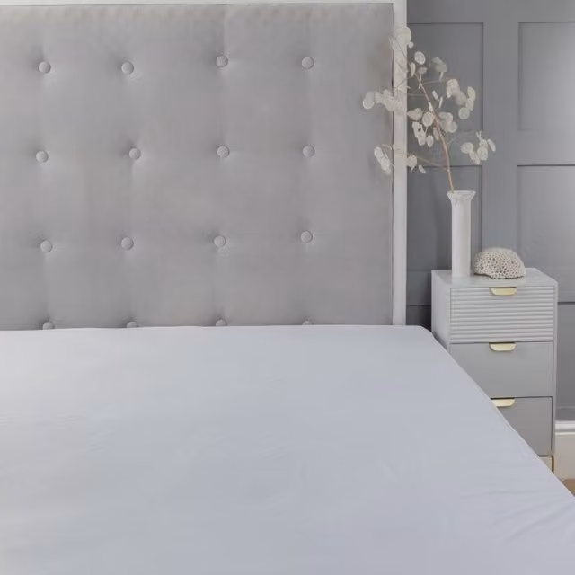 Snug City Waterproof Fully Encased Zipped Mattress Protector in White, Small Double, 120 x 200 cm