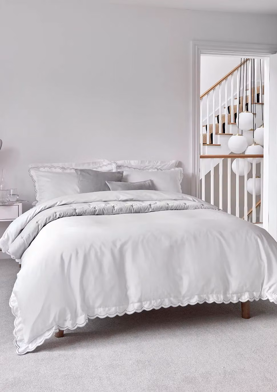Christy Scallop Edge Cotton Sateen Duvet Cover and Pillowcase Set in Silver Grey, W/D/H: 140 x 200 cm – 2