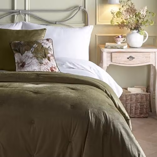 Appletree Olive Green Velvet Quilted and Reversible Chesterfield Style Bedspread, W: 220 cm, D: 150 cm – 1