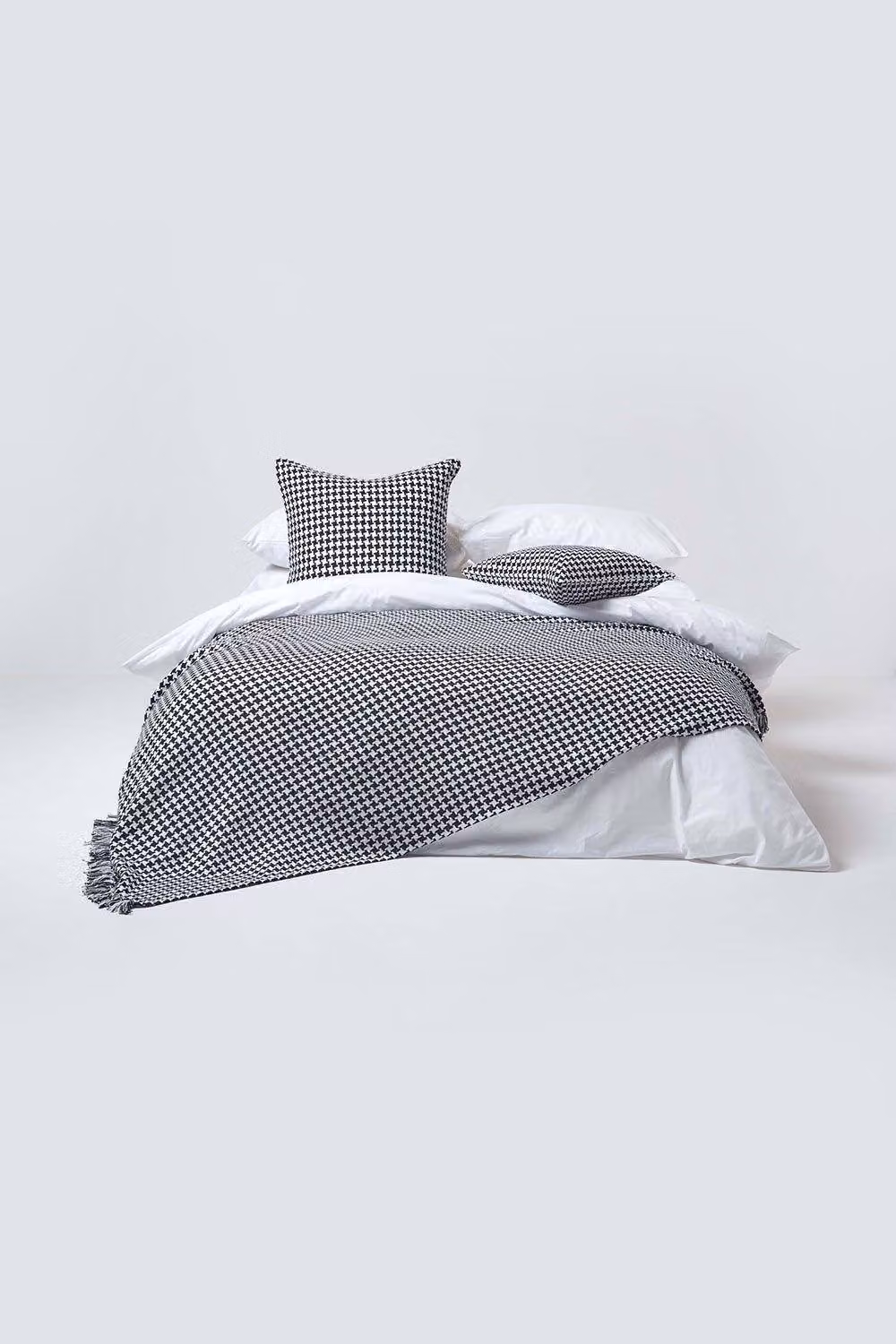 Homescapes Black Houndstooth Woven Cotton Bedspread Throw, W: 225 cm, D: 255 cm – 2