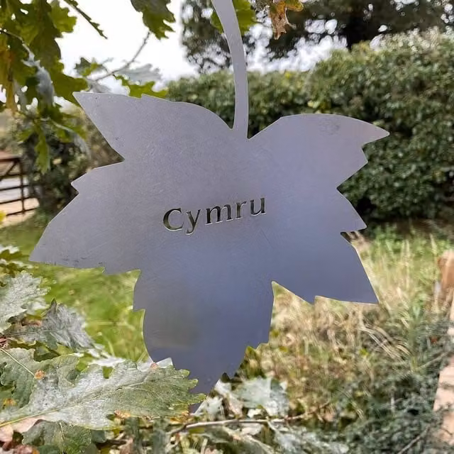 Poppyforge Falling Leaves Metal Hanging Decoration in Grey, W20 x H25 cm – 1