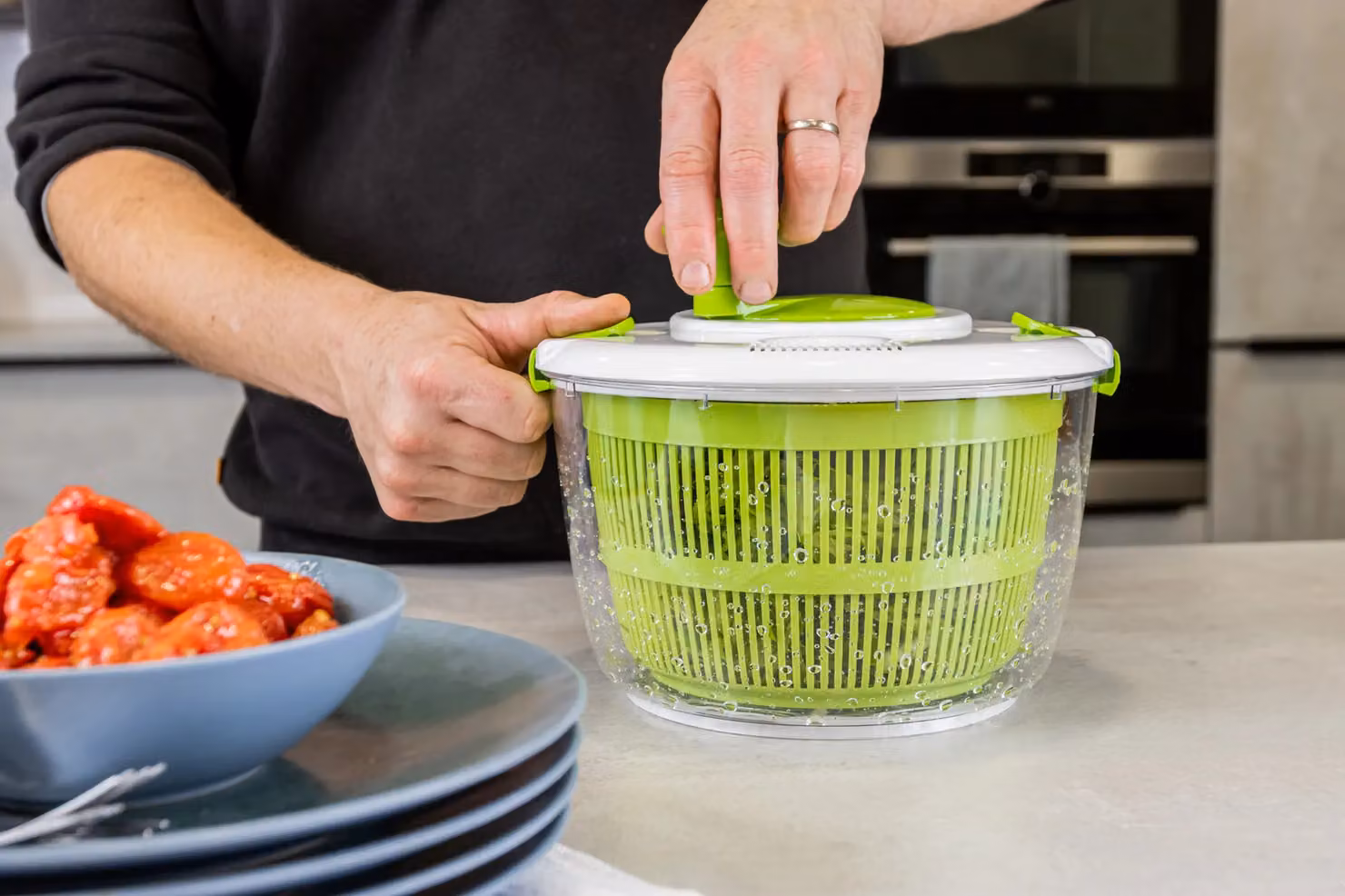 KitchenCraft Salad Spinner in White and Green, 25 cm Diameter – 5