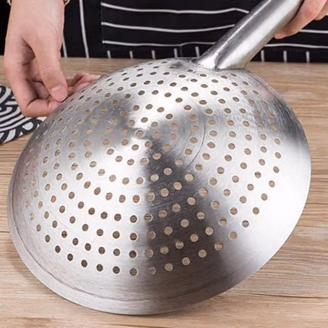 FLAVORA Silver Stainless Steel Round Fine Mesh Colander Scoop with Long Handle, 22 cm