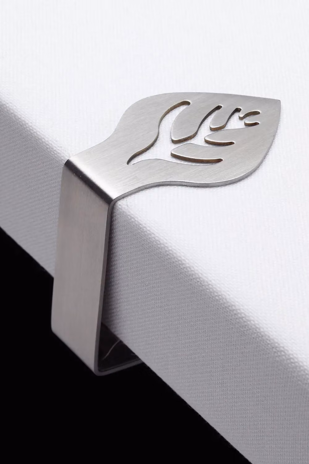 Neel Blue Pack of 4 Leaf Shape Stainless Steel Tablecloth Clips in Silver and Blue – 2