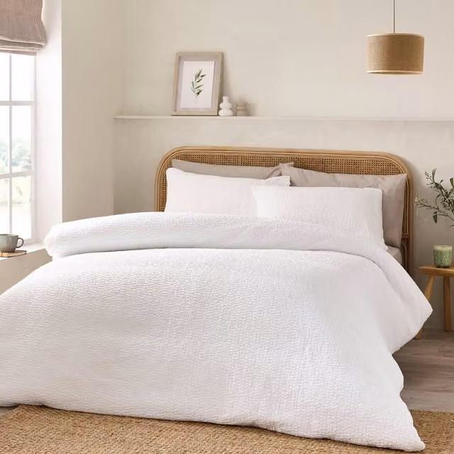 Catherine Lansfield White Crinkle Seersucker Plain Duvet Cover Set