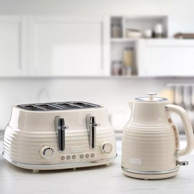 Daewoo Sienna Retro Cordless Jug Kettle and 4 Slice Toaster Set in Cream – 1