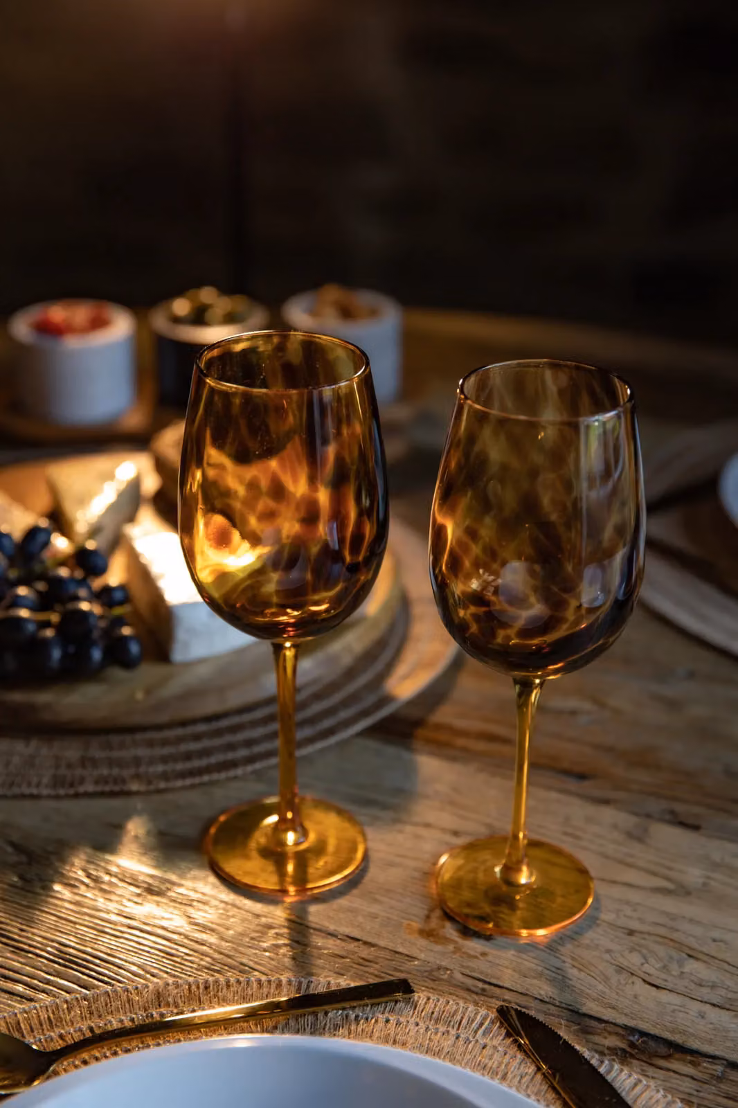 BarCraft Set of 2 Brown Tortoiseshell Patterned Lead-Free Glass Wine Glasses – 4