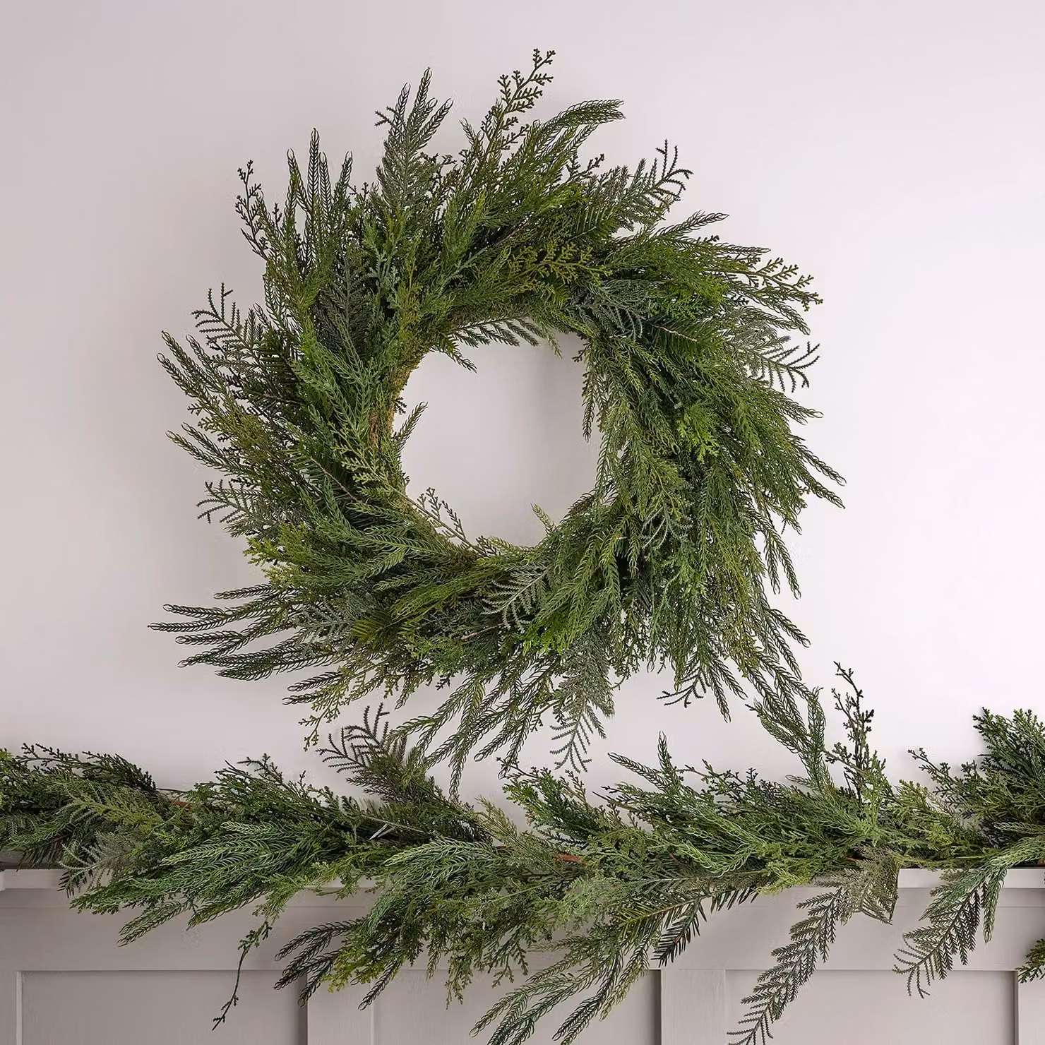 Lights4fun Deluxe Christmas Artificial Wreath and Garland with Extra Full Green Evergreen Foliage for Indoor Decoration, Diameter: 60 cm