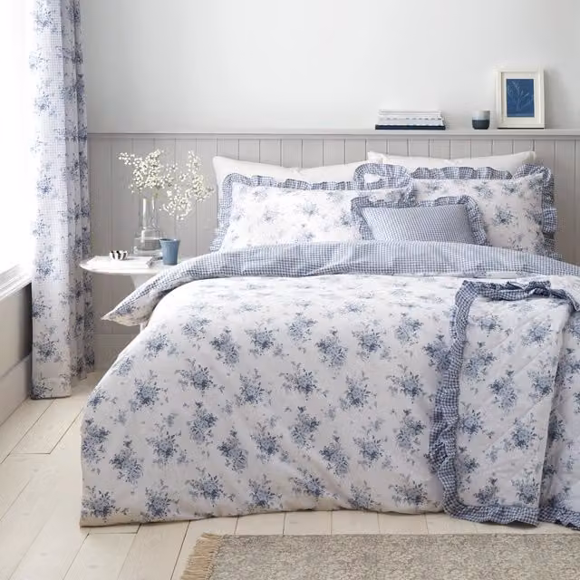 Catherine Lansfield Lucie Floral Reversible Duvet Cover and Pillowcase Set in Blue and White, W/D/H: 135 x 200 cm – 1