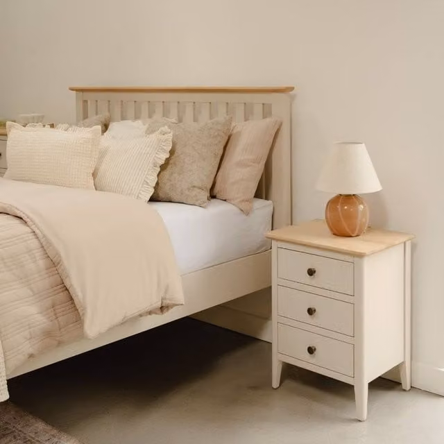 Statement Furniture Pembroke Bedside Table in Pebble with Oak Top and 3 Drawers, W: 45 cm, D: 36 cm, H: 59 cm – 1