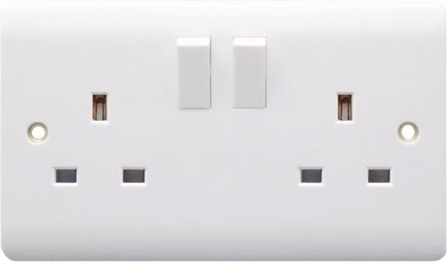 Dencon Slimline Switched Socket Outlet to BS1363 (UK Plug), White