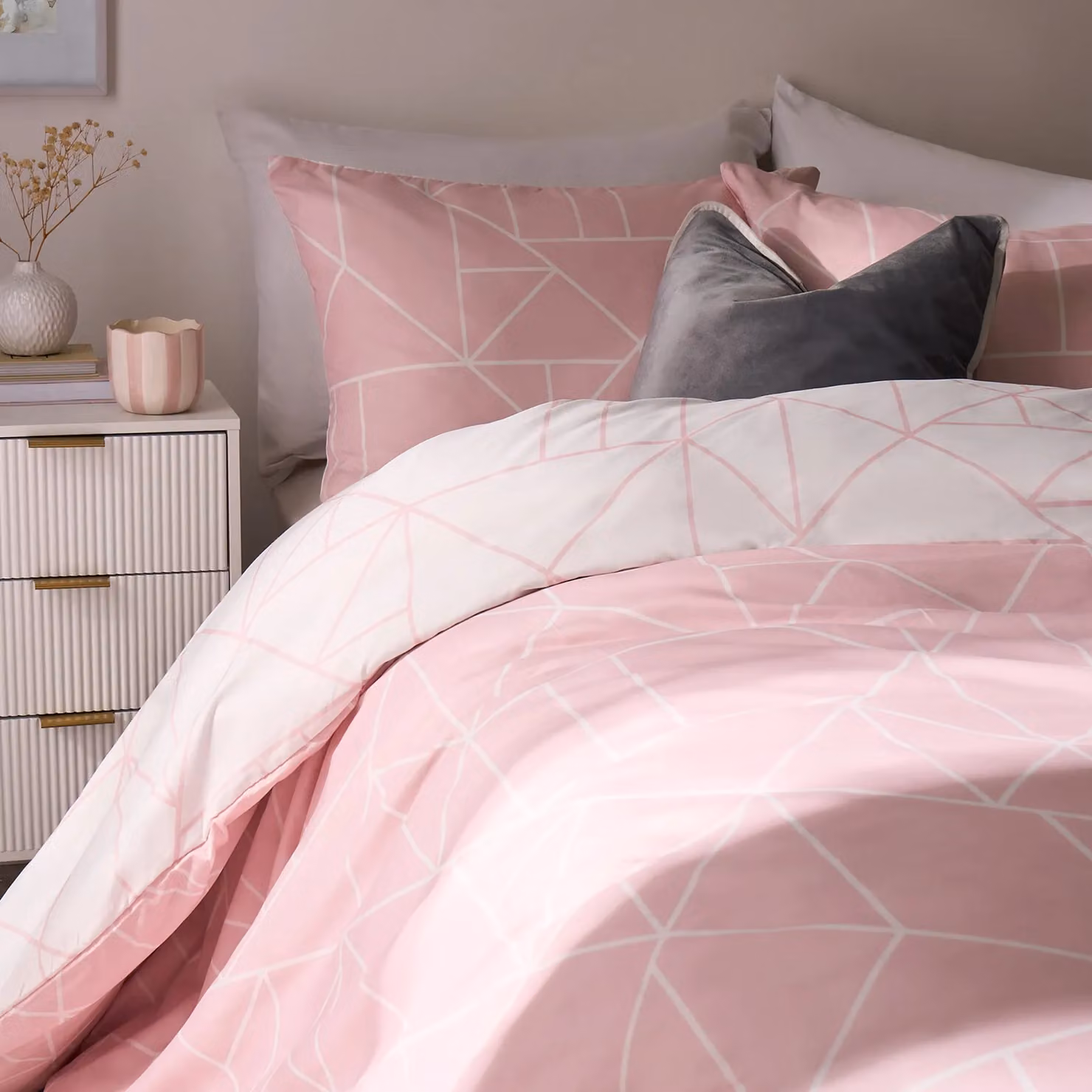 OHS Reversible Geometric Print Bedding Set in Pink, including Duvet Cover and Pillowcases – 2