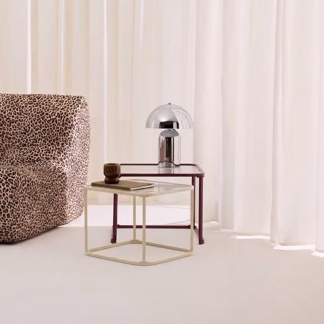 sweeek Set of 2 Modern Square Nesting Tables with Burgundy Metal Frames and Ribbed Glass Tops