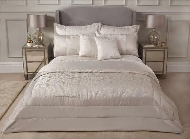 Duchess Bedspread in Blush Pink