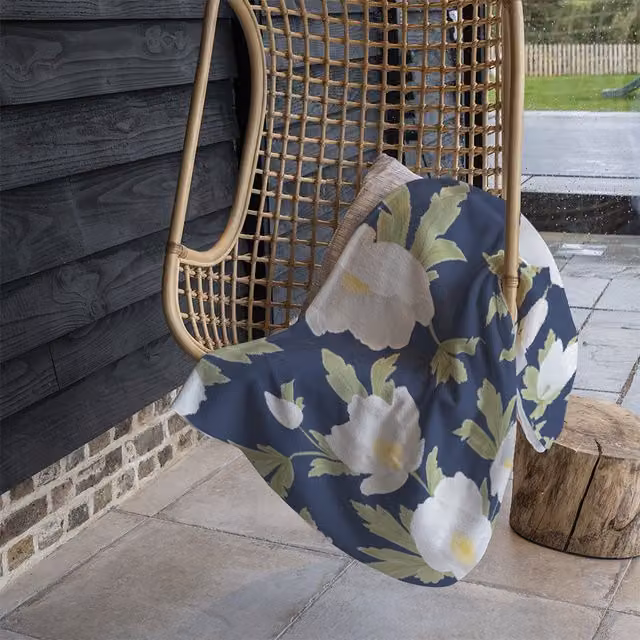 Benjamin Tate Design Winter Rose Floral Fleece Blanket in Blue and Beige, W/D/H: 120 x 150 cm – 1