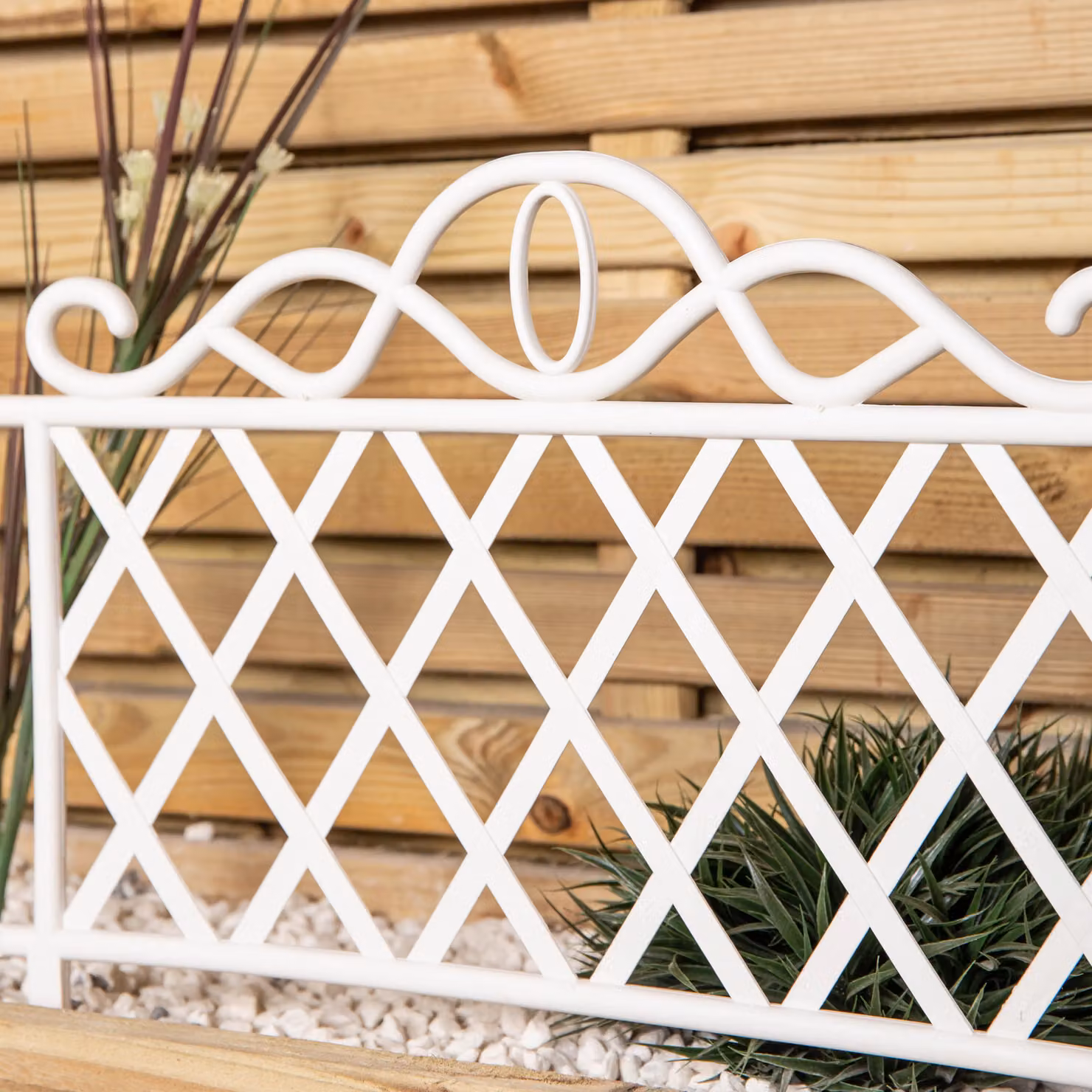 Samuel Alexander 4 Pack White Plastic Garden Border Fence Edging with Lattice Design, H: 27 cm x W: 48 cm – 2