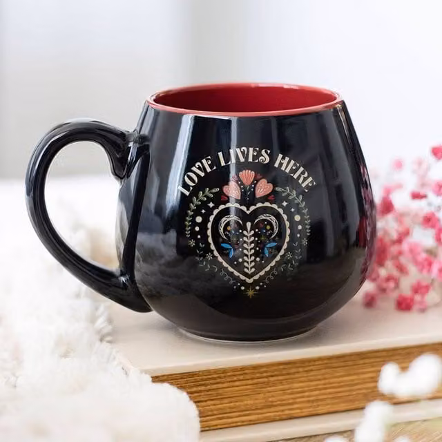 Uniqueful Love Lives Here Folk Heart Rounded Ceramic Mug in Black, 550ml – 1