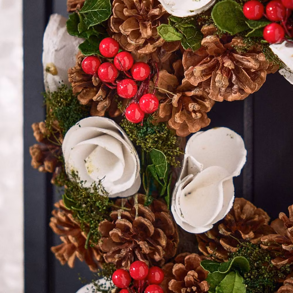 Dibor Christmas Wreath with White Berries, Roses and Star Wreath Hanger in Red, Green and White, Diameter: 36 cm – 4