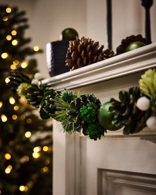Dibor Woodland Green Christmas Tabletop Garland with Multicolour Baubles and Foliage, Length: 1.2 m – 3