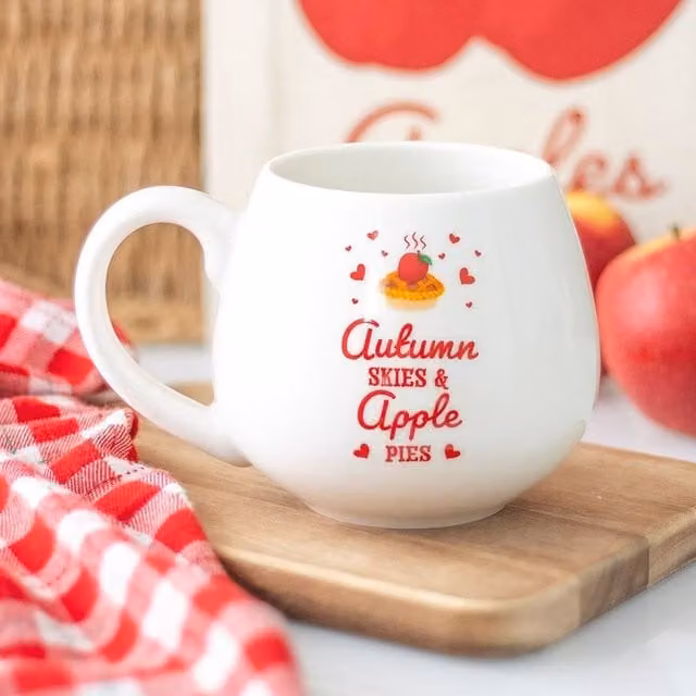 Uniqueful Autumn Skies & Apple Pies Rounded Ceramic Mug in White, 550 ml – 1