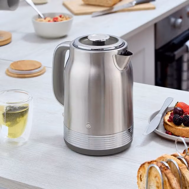 Swan Retro Revive Stainless Steel Jug Kettle in Silver