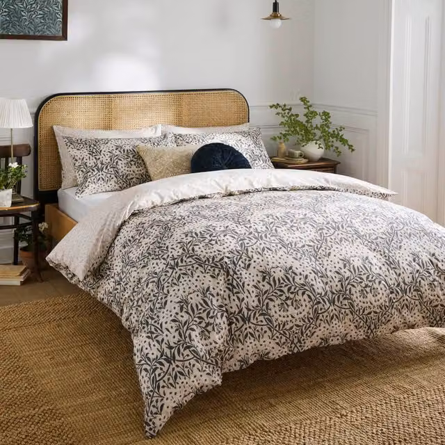 William Morris At Home Michaelmas Daisy Reversible Floral Cotton Percale Duvet Cover and Pillowcase Set in Blue, Cream and Multicolour