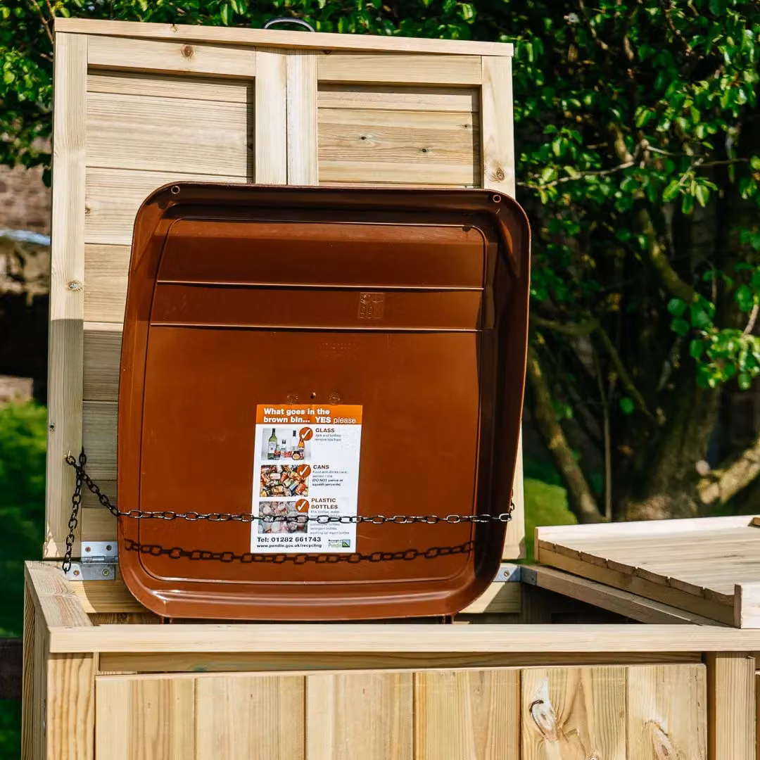 Buttercup Farm Chatburn Quad Wheelie Bin Store in Brown Timber, Fits 4 x 360L Bins, W/D/H: 284 x 131 x 125 cm – 5