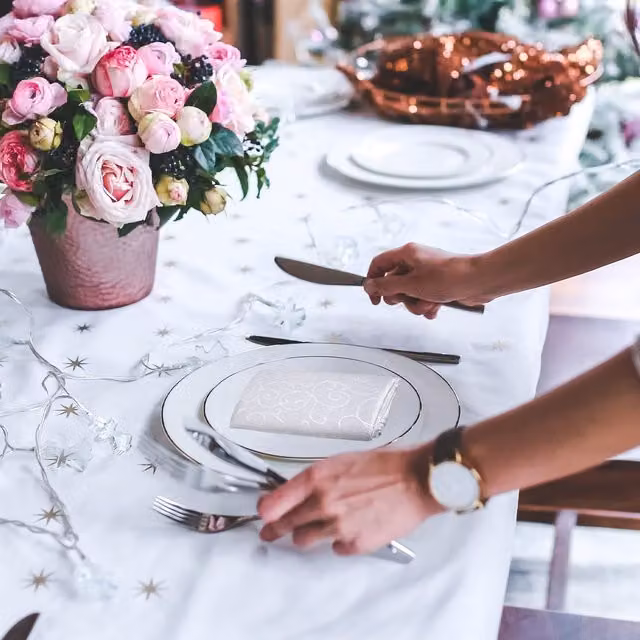 Trimming Shop White Damask Swirl Pattern Table Napkins