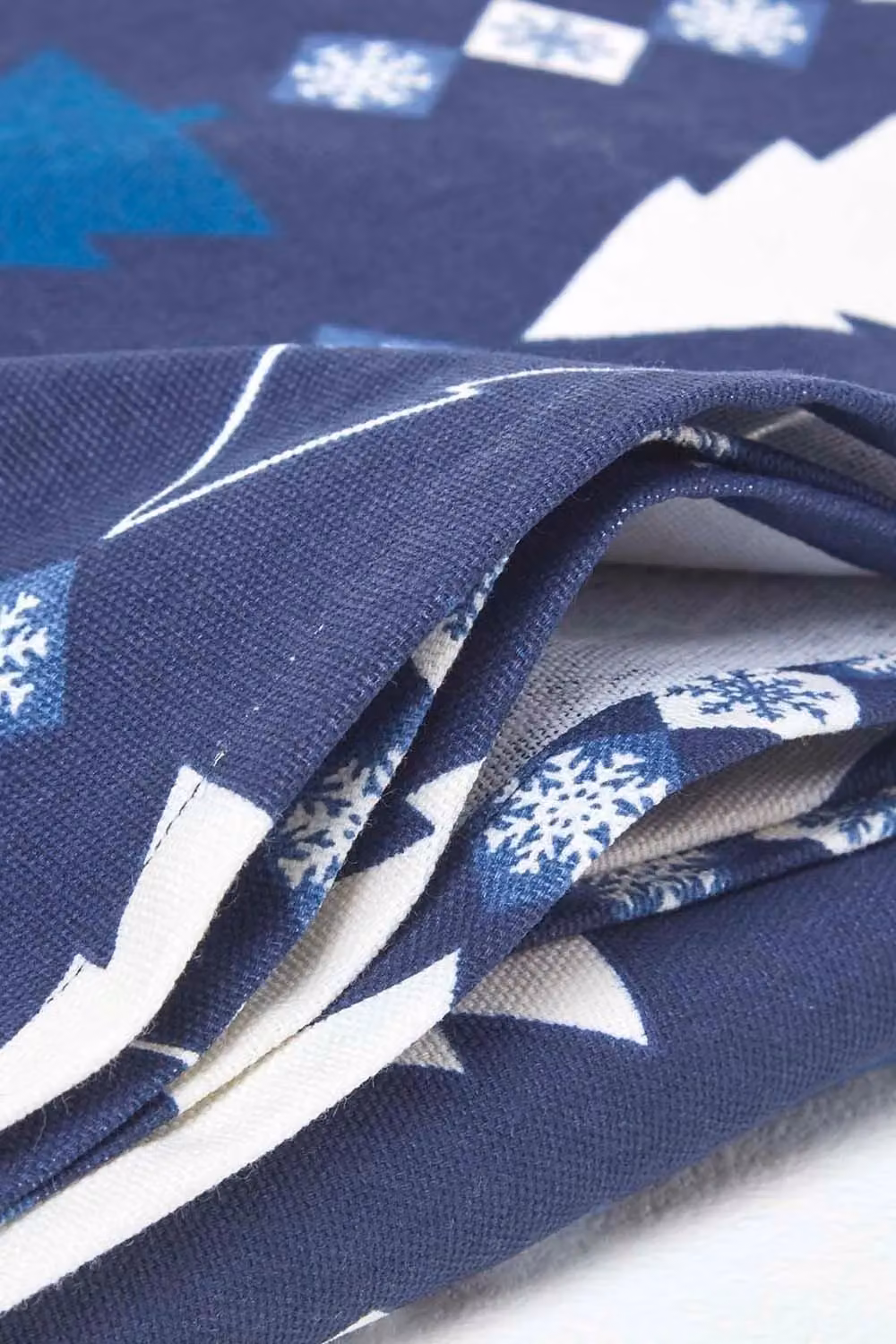 Homescapes Winterland Cotton Christmas Tablecloth in Blue, White and Silver, W/D/H: 178 x 305 cm – 4