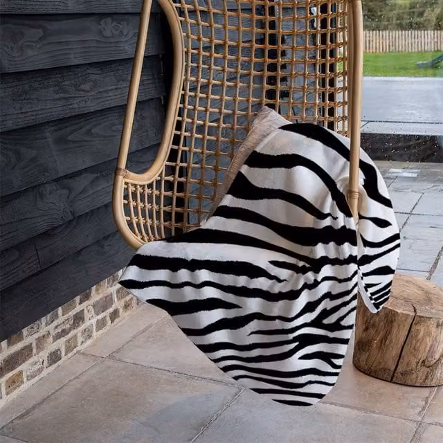 Benjamin Tate Design Zebra Stripes Fleece Blanket in Black and Sand, W/D/H: 120 x 150 cm – 1