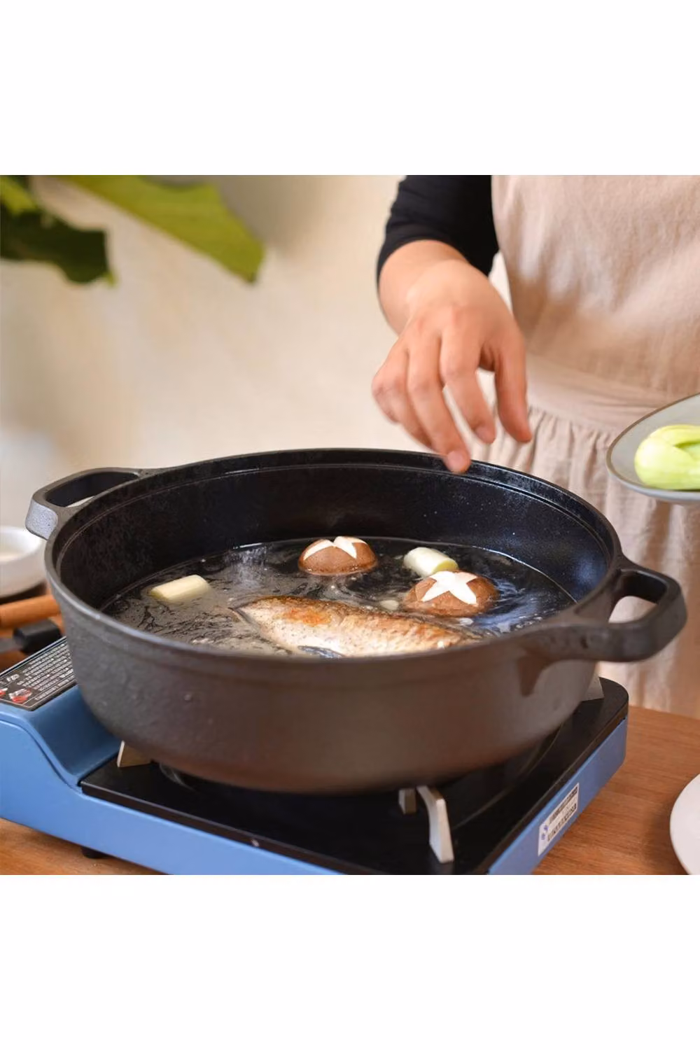 Living and Home Pre-Seasoned Round Cast Iron Casserole Braiser with Glass Lid, Black, Diameter: 30 cm – 2