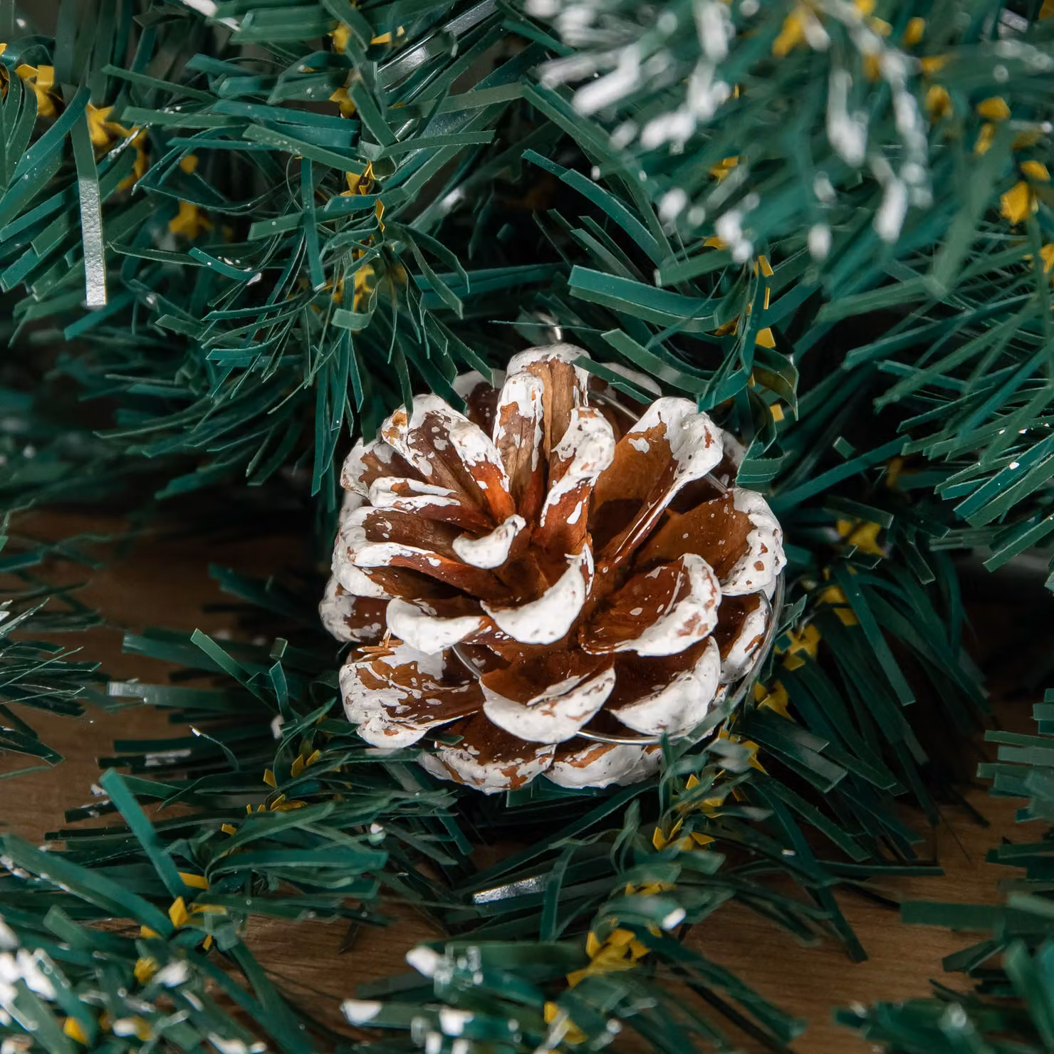 Samuel Alexander 2.7m Green Christmas Garland with Pine Cones and Red Berries – 3
