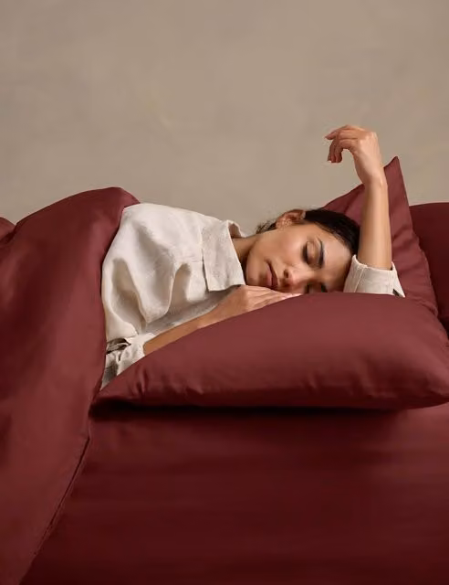 Bedfolk Pure Cotton Mako Sateen Duvet Cover in Burgundy Red