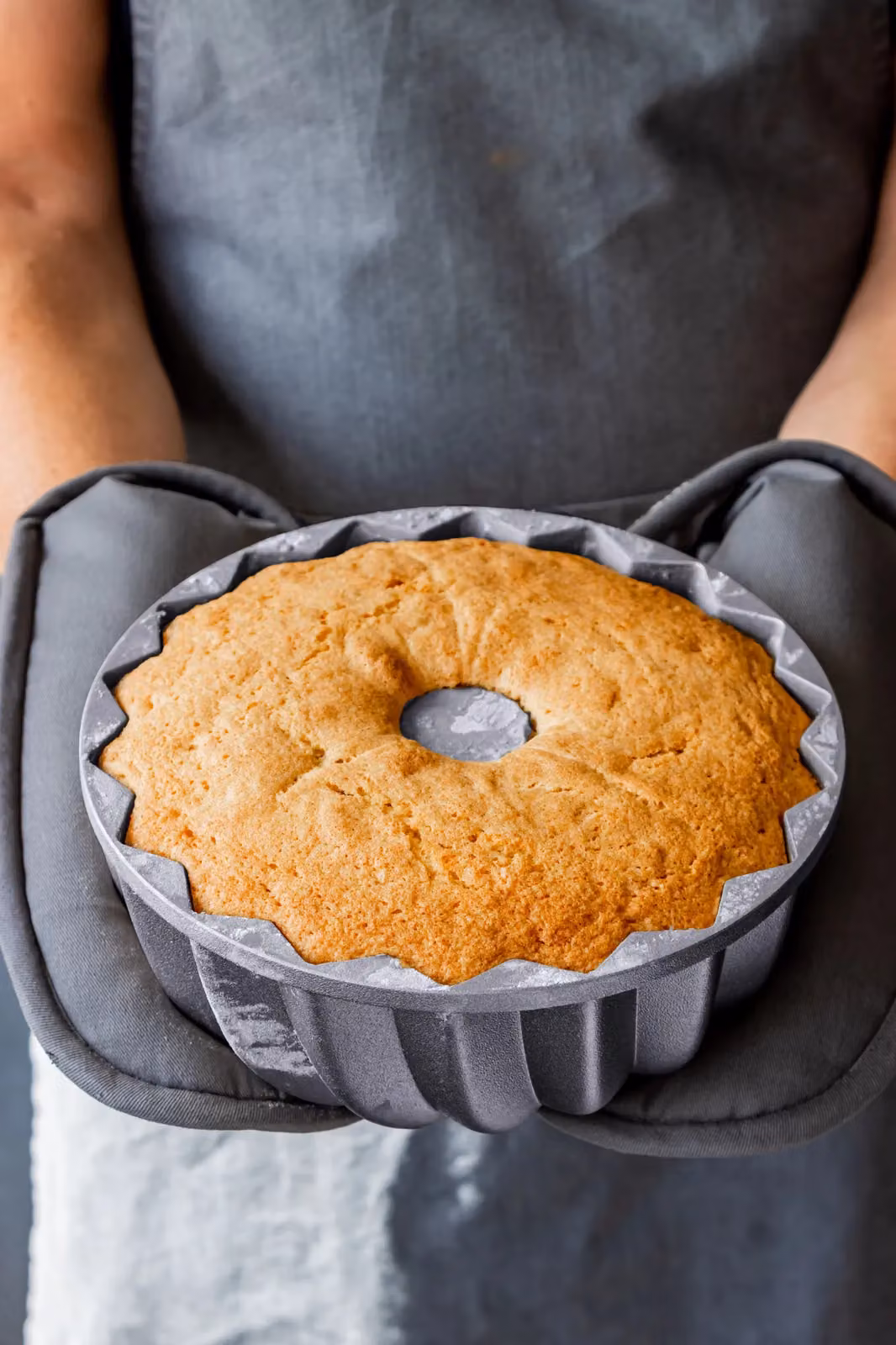 MasterClass Non-Stick Cast Aluminium Round Cake Tin with Decorative Swirl Design, Grey, 24cm – 6
