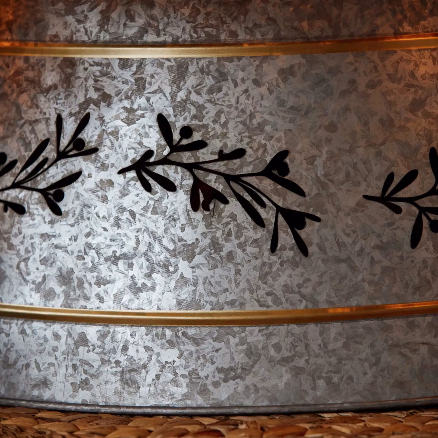 Ivyline Silver Galvanised Cut Out Mistletoe Tree Skirt, Diameter: 67 cm, Height: 25 cm – 4