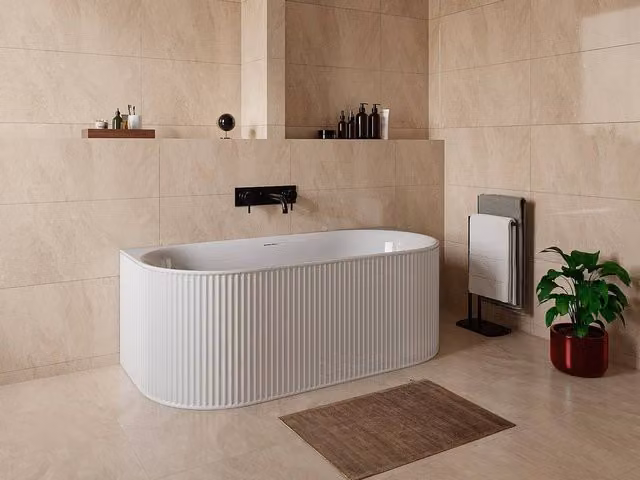 Vente-unique Fluted Back-To-Wall Asymmetric Acrylic Bathtub in Matt White, W/D/H: 170 x 80 x 60 cm
